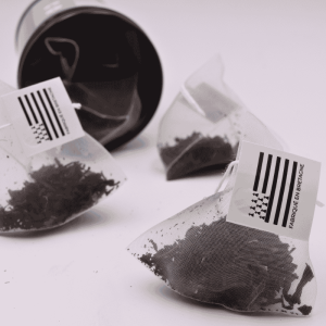 Infusette pyramide thé noir Darjeeling bio tasse dorée claire notes florales L'Eden des Thés