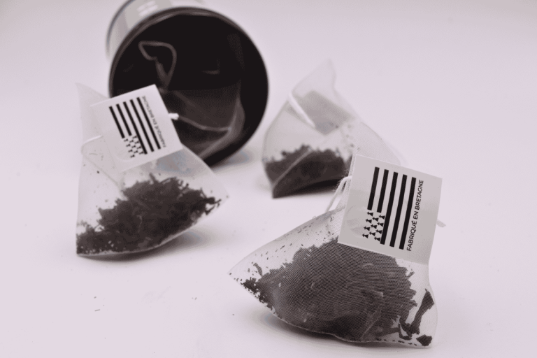 Infusette pyramide thé noir Darjeeling bio tasse dorée claire notes florales L'Eden des Thés